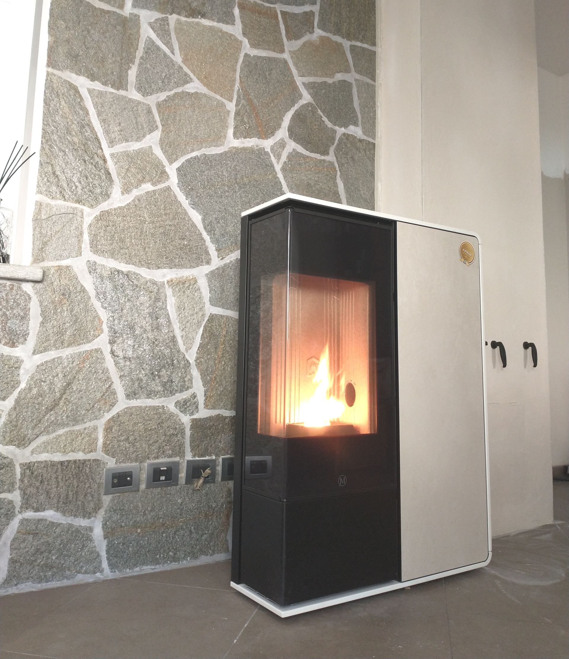 Stufe a pellet ad angolo con ampia visione della fiamma a Domodossola, Piedimulera, Valle Vigezzo, Baveno, Cannobio.
