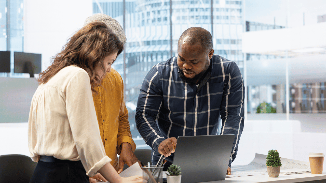 Foveo Consulting | Group of people in meeting