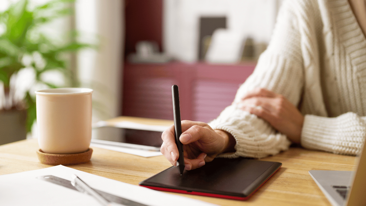 Foveo Consulting | Women working on laptop
