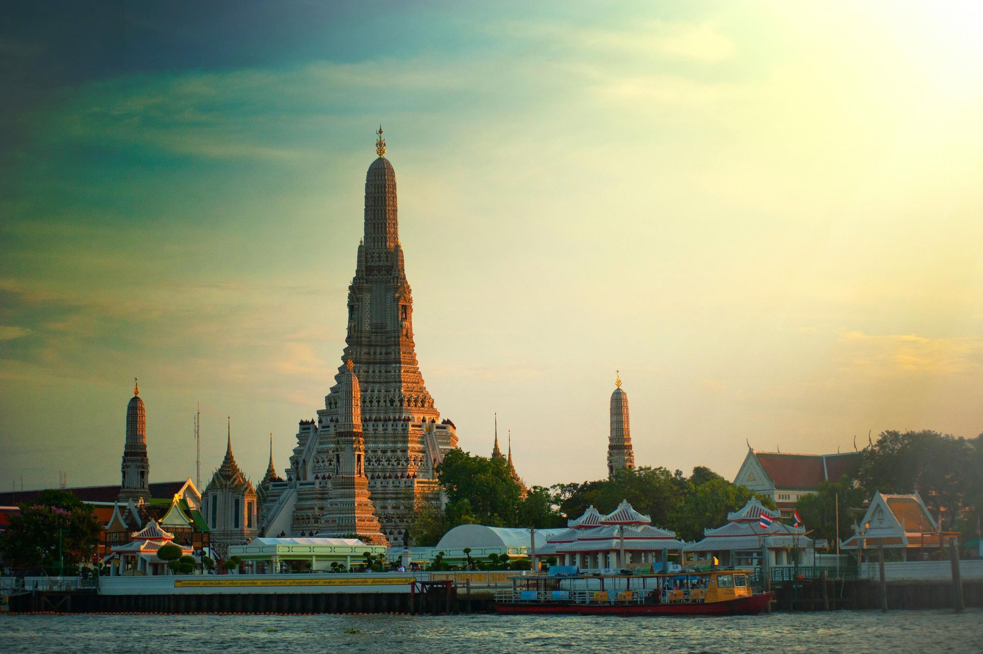 Naga Residence Hotel Bangkok - Hotel near Temple of Dawn Wat Arun