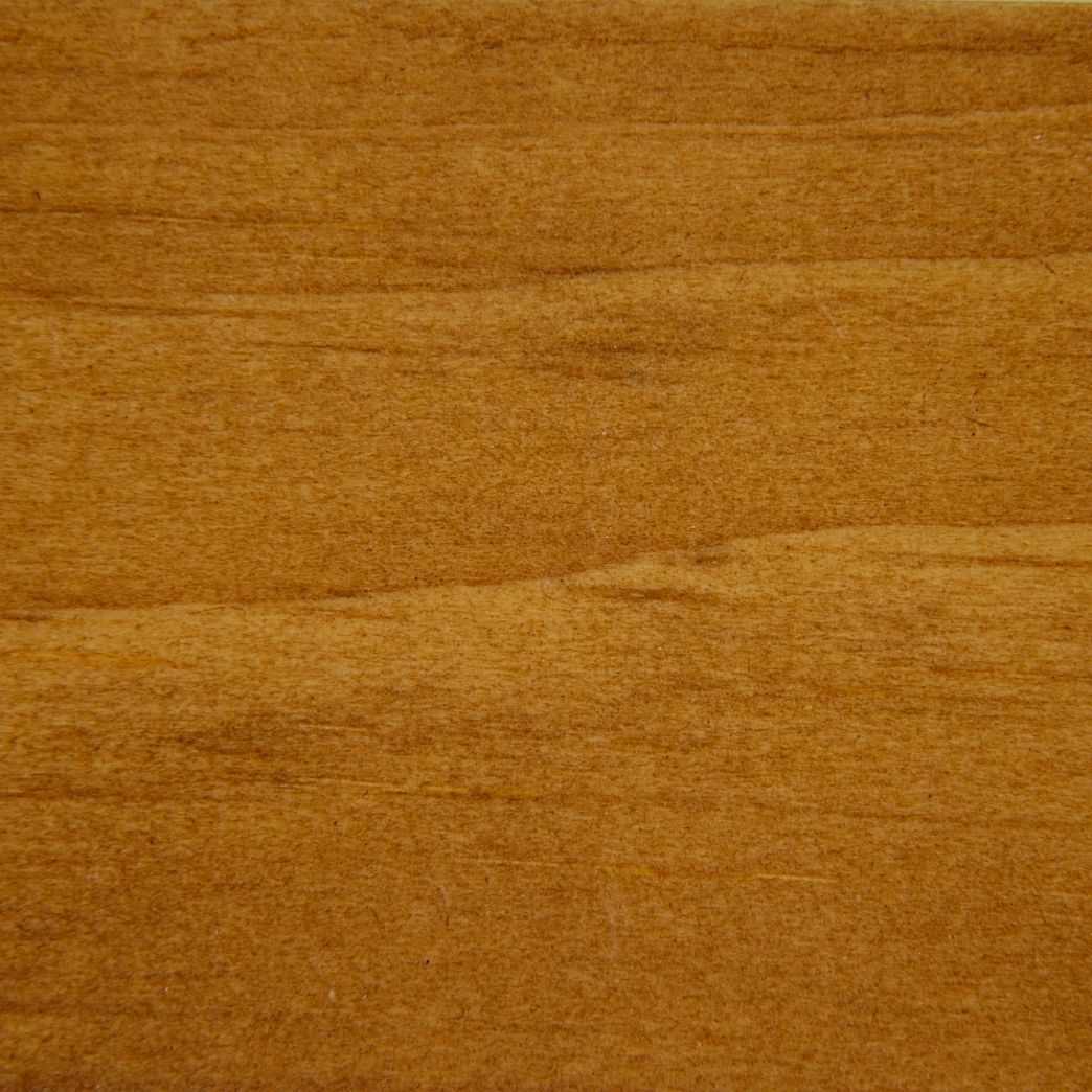 Un gros plan d'un morceau de bois montrant le grain et la texture.