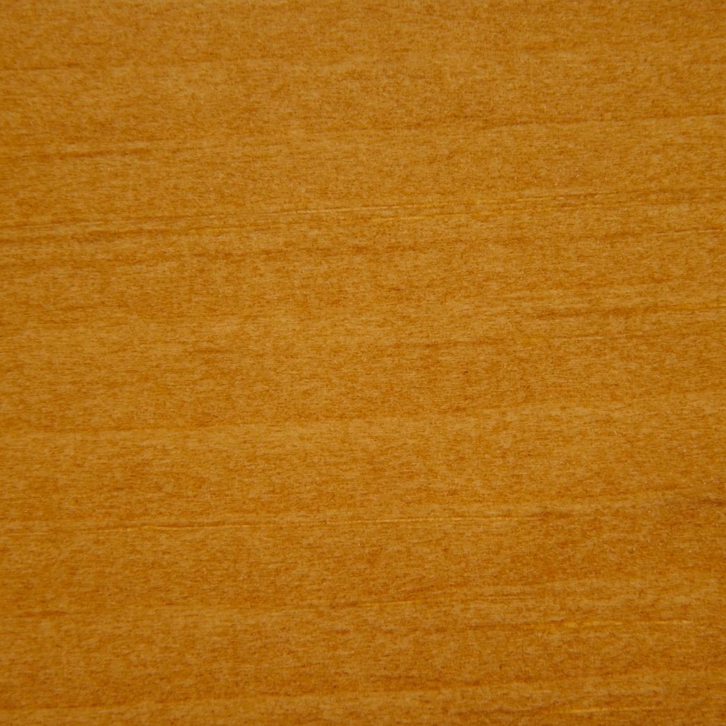 Un gros plan d'un morceau de bois montrant la texture du bois.