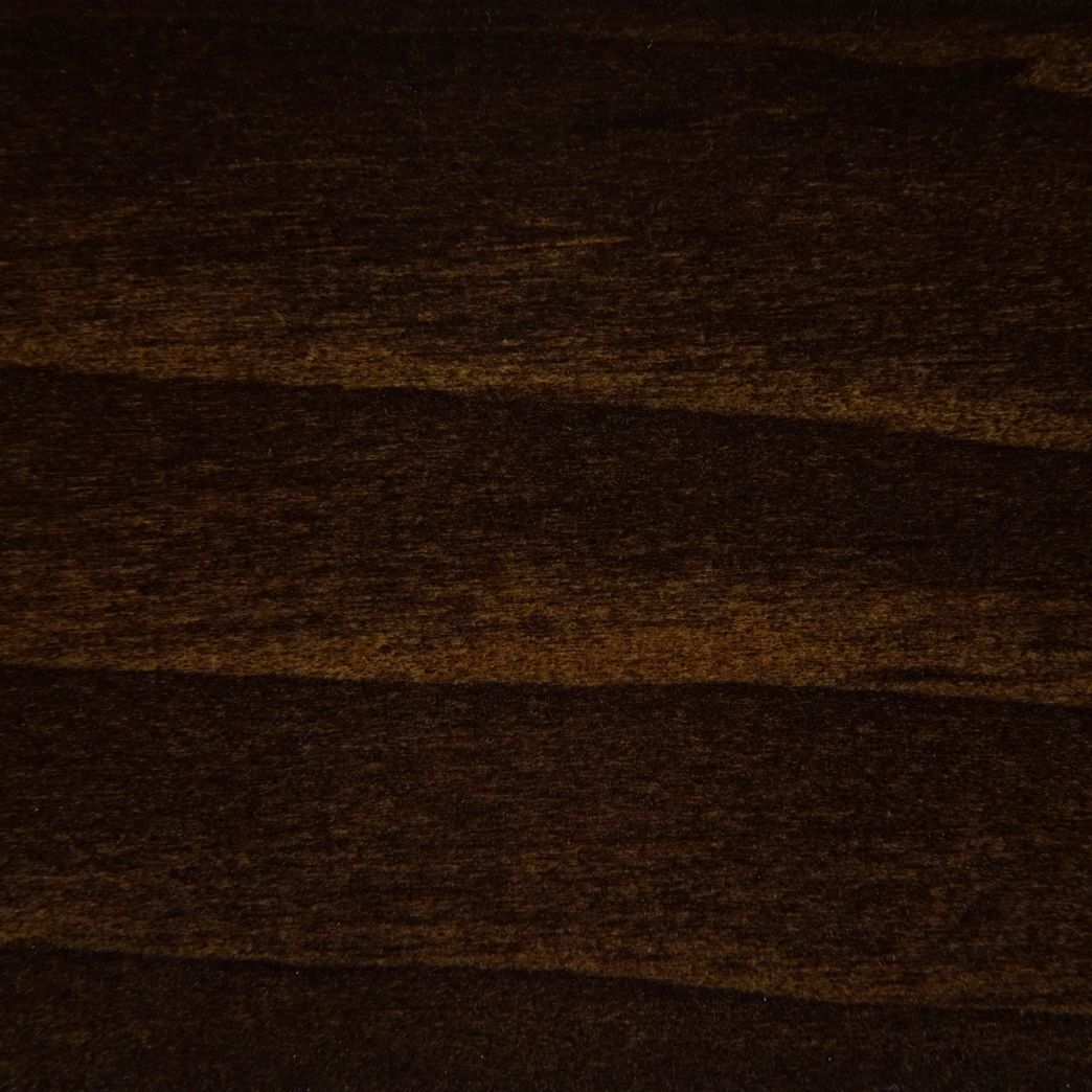 Un gros plan d'un morceau de bois brun foncé.