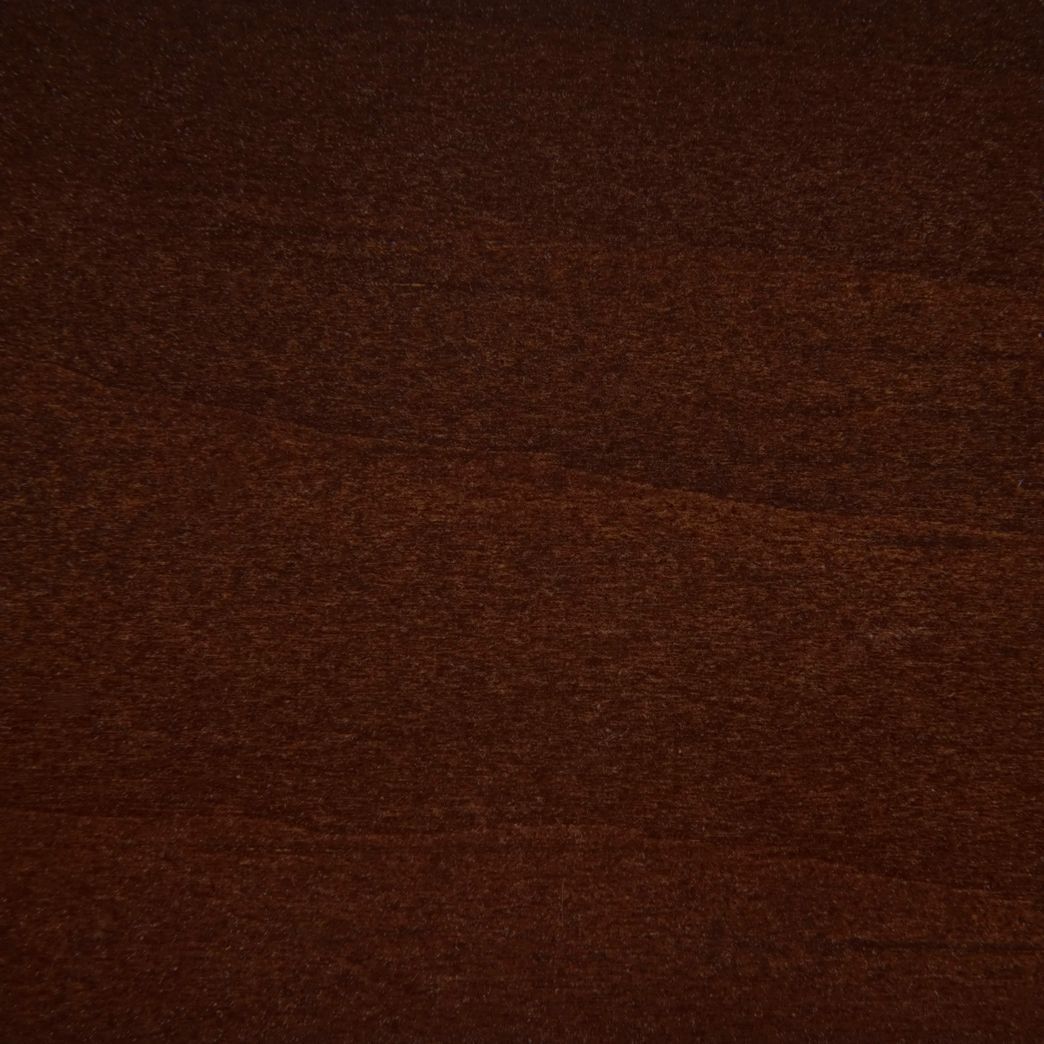 Un gros plan d'un morceau de bois brun foncé.