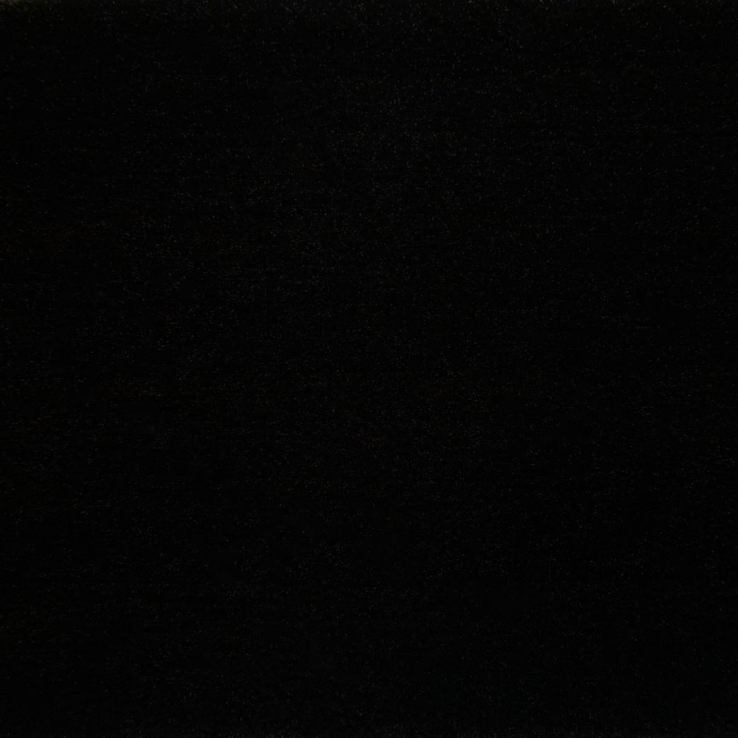 Un gros plan d'un fond noir avec une texture granuleuse.