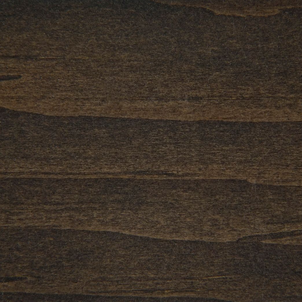 Un gros plan d'un morceau de bois sombre.