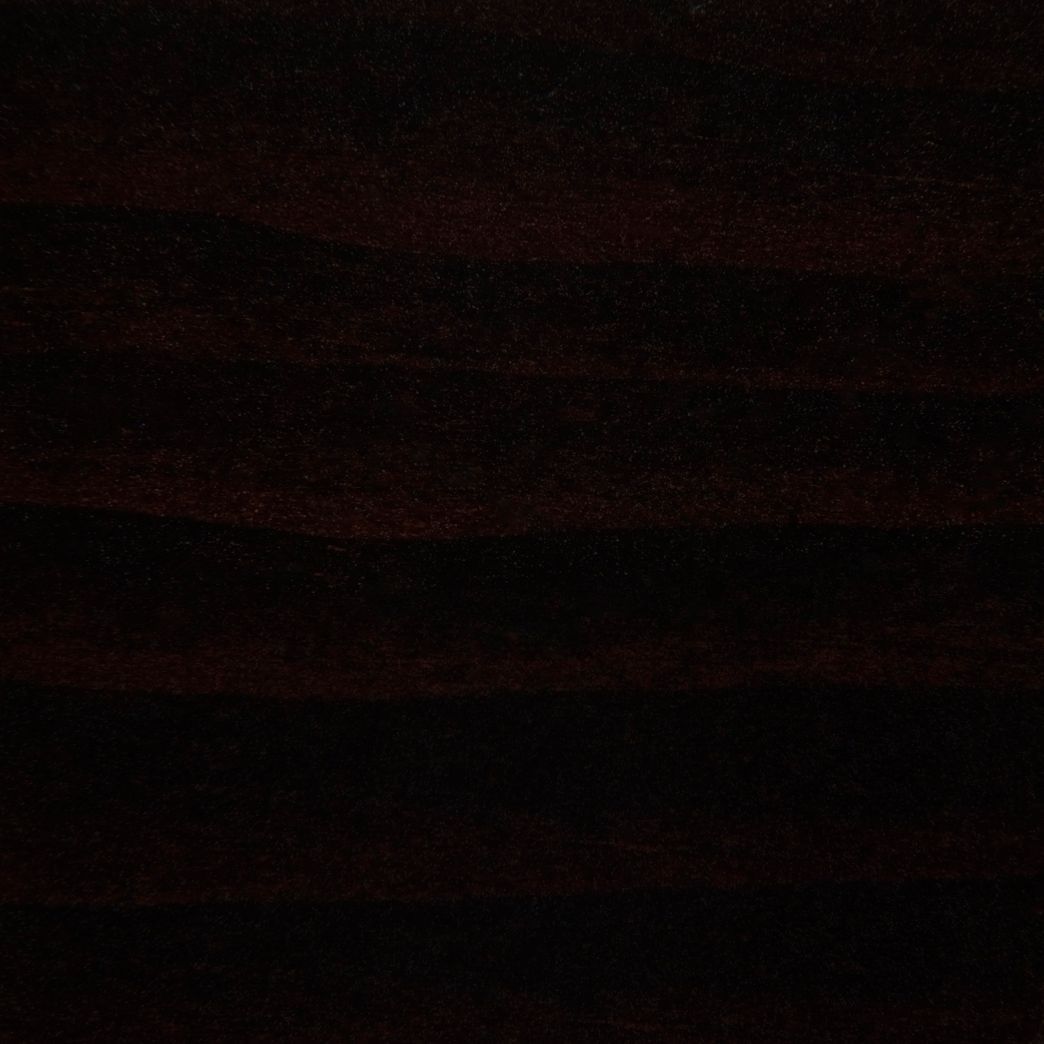 Un gros plan d'une texture de grain de bois brun foncé.