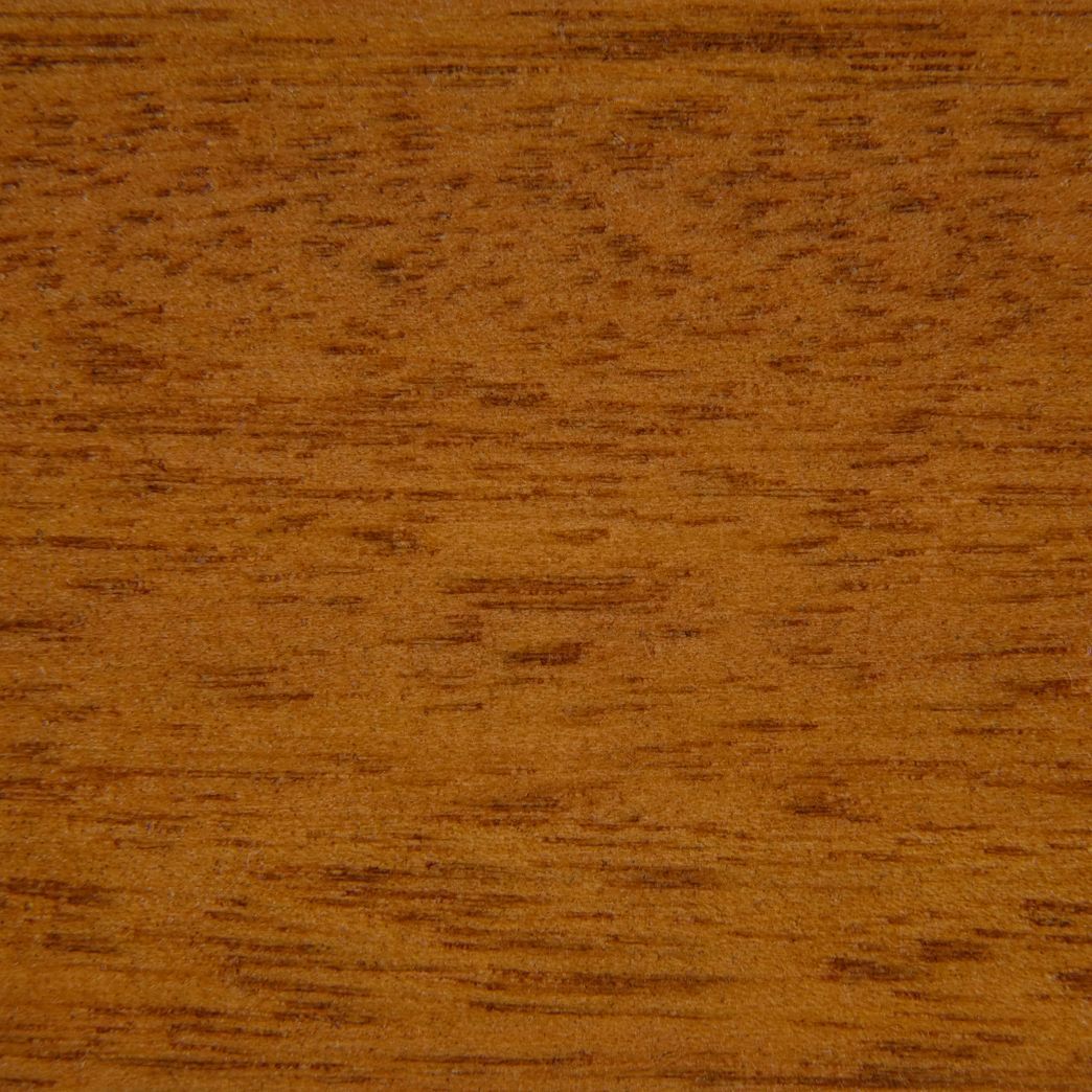 Un gros plan d'un morceau de bois montrant le grain et la texture.