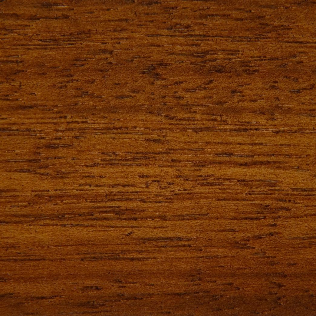Un gros plan d'un morceau de bois montrant le grain et la texture.