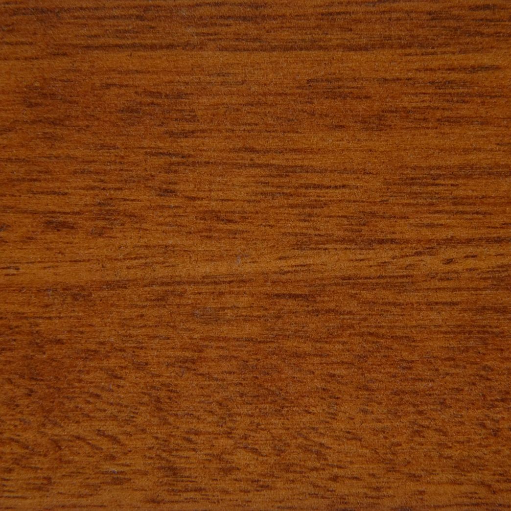 Un gros plan d'un morceau de bois montrant le grain et la texture.