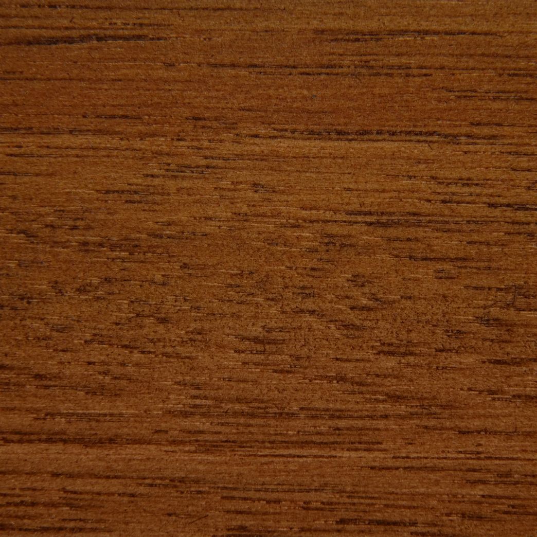 Un gros plan d'un morceau de bois montrant le grain et la texture.