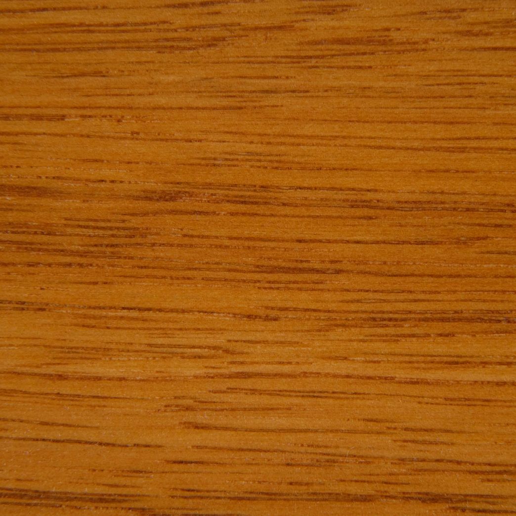 Un gros plan d'un morceau de bois montrant le grain et la texture.