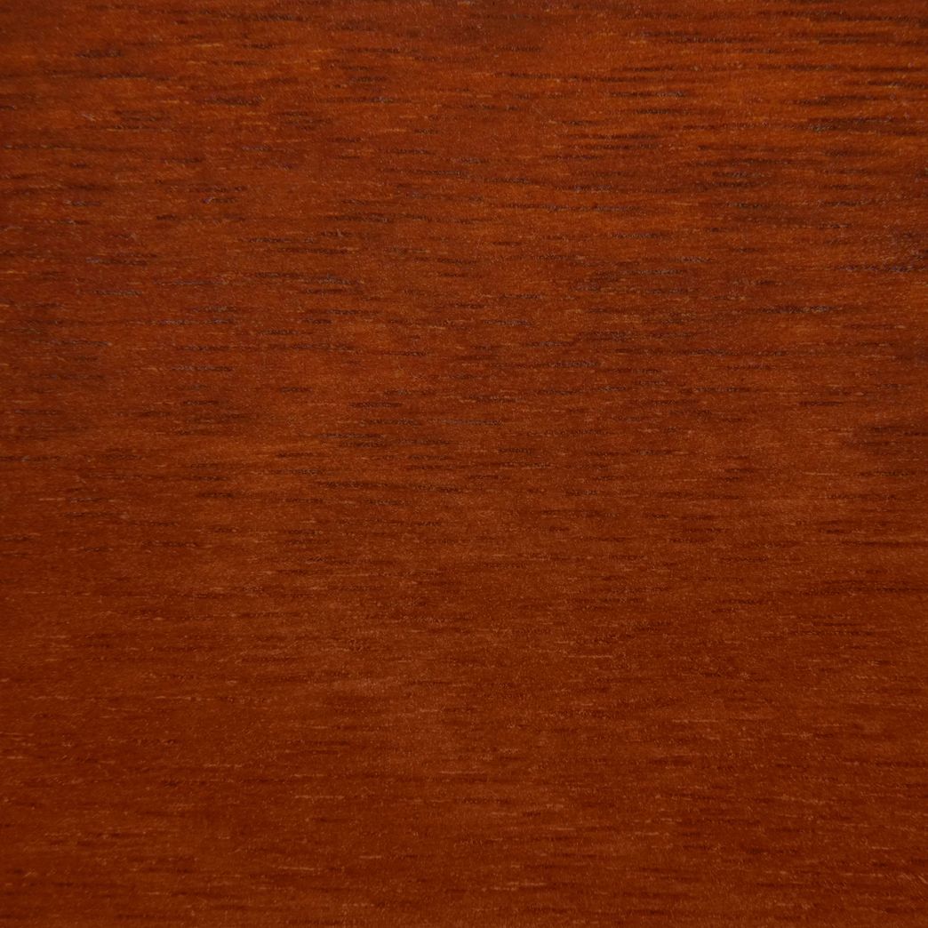 Un gros plan d'un morceau de bois montrant la texture du bois.