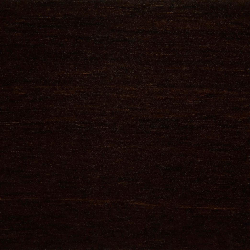 Un gros plan d'un morceau de bois sombre.