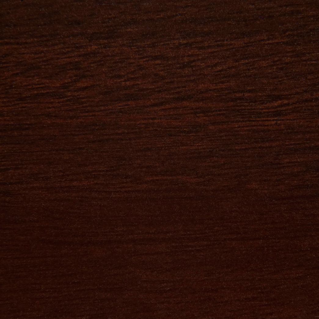 Un gros plan d'un morceau de bois sombre.