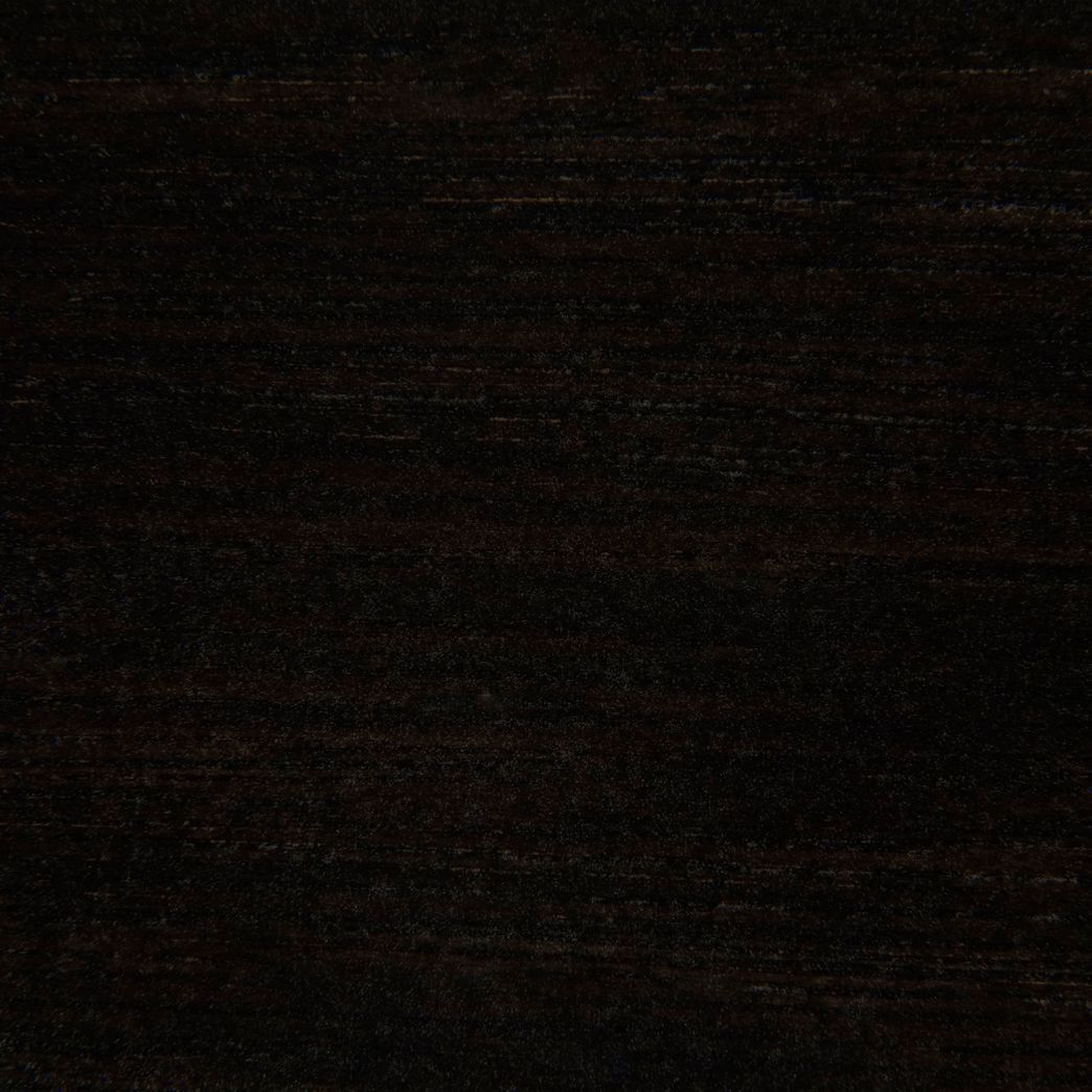 Un gros plan d'une texture de grain de bois noir.