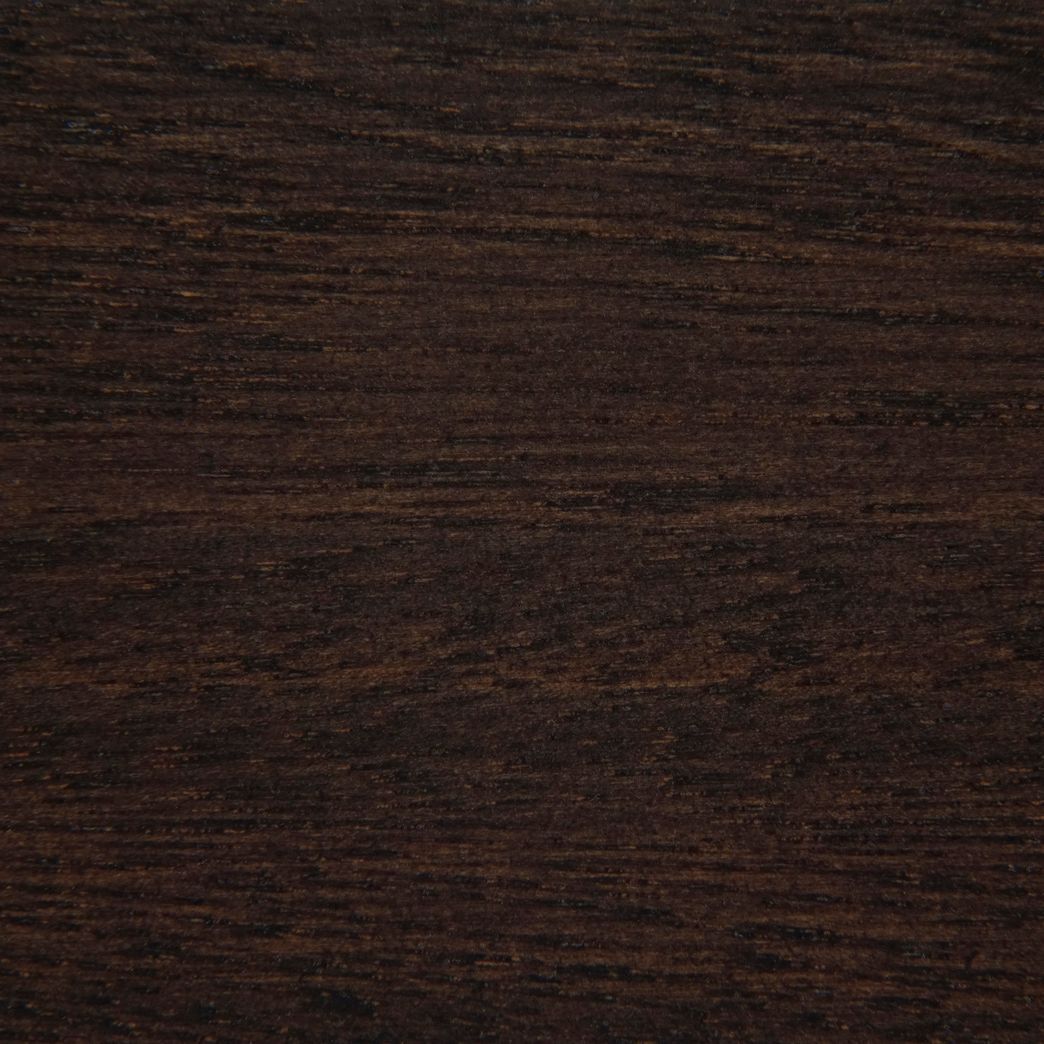 Un gros plan d'un morceau de bois sombre.