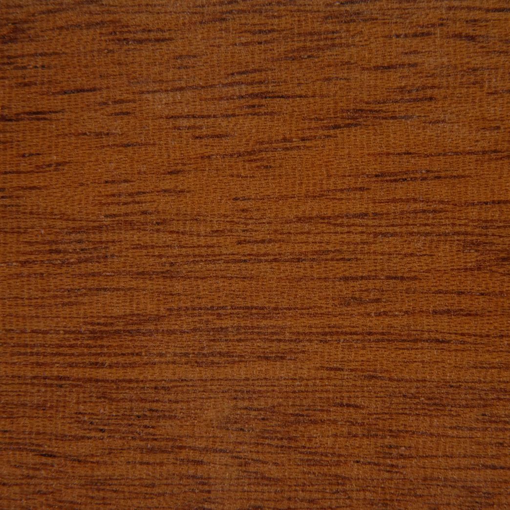 Un gros plan d'un morceau de bois montrant la texture du bois.