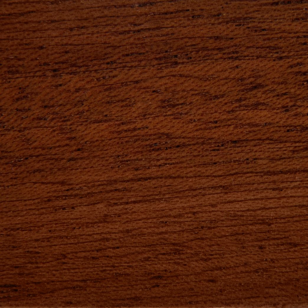 Un gros plan d'un morceau de bois montrant le grain et la texture.