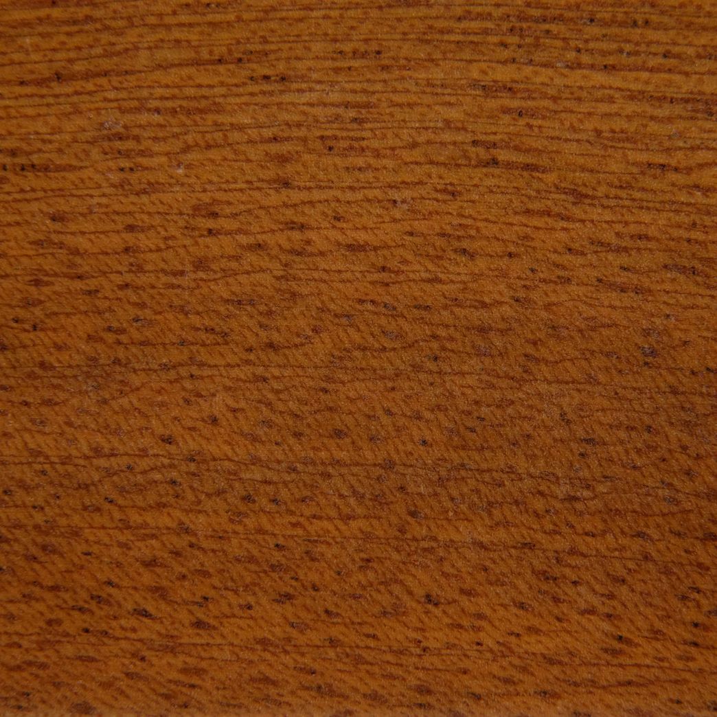 Un gros plan d'un morceau de bois montrant le grain et la texture.