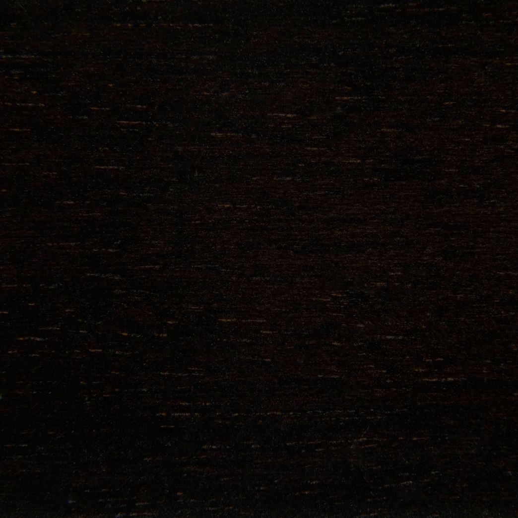 Un gros plan d'une texture de grain de bois noir.
