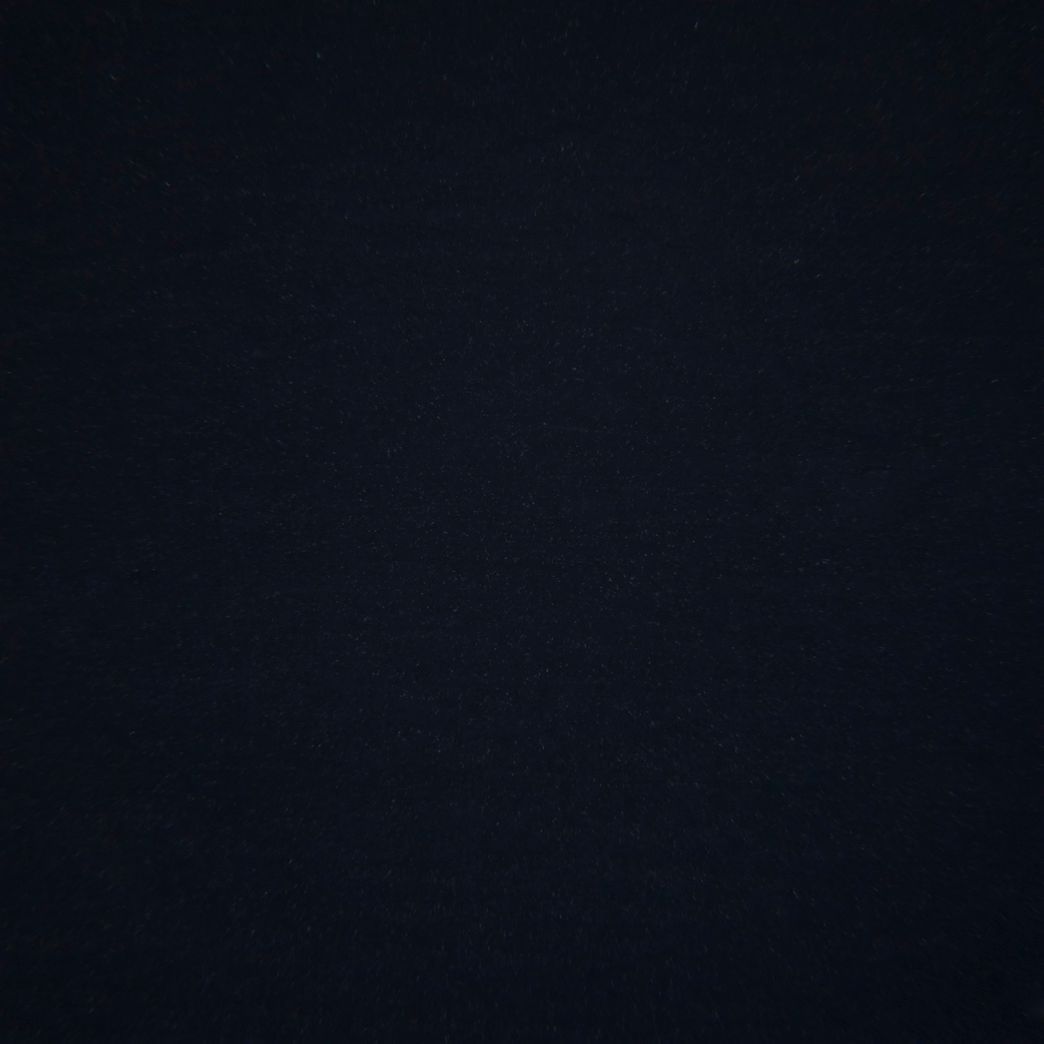 Un gros plan d'un fond noir avec une texture granuleuse.
