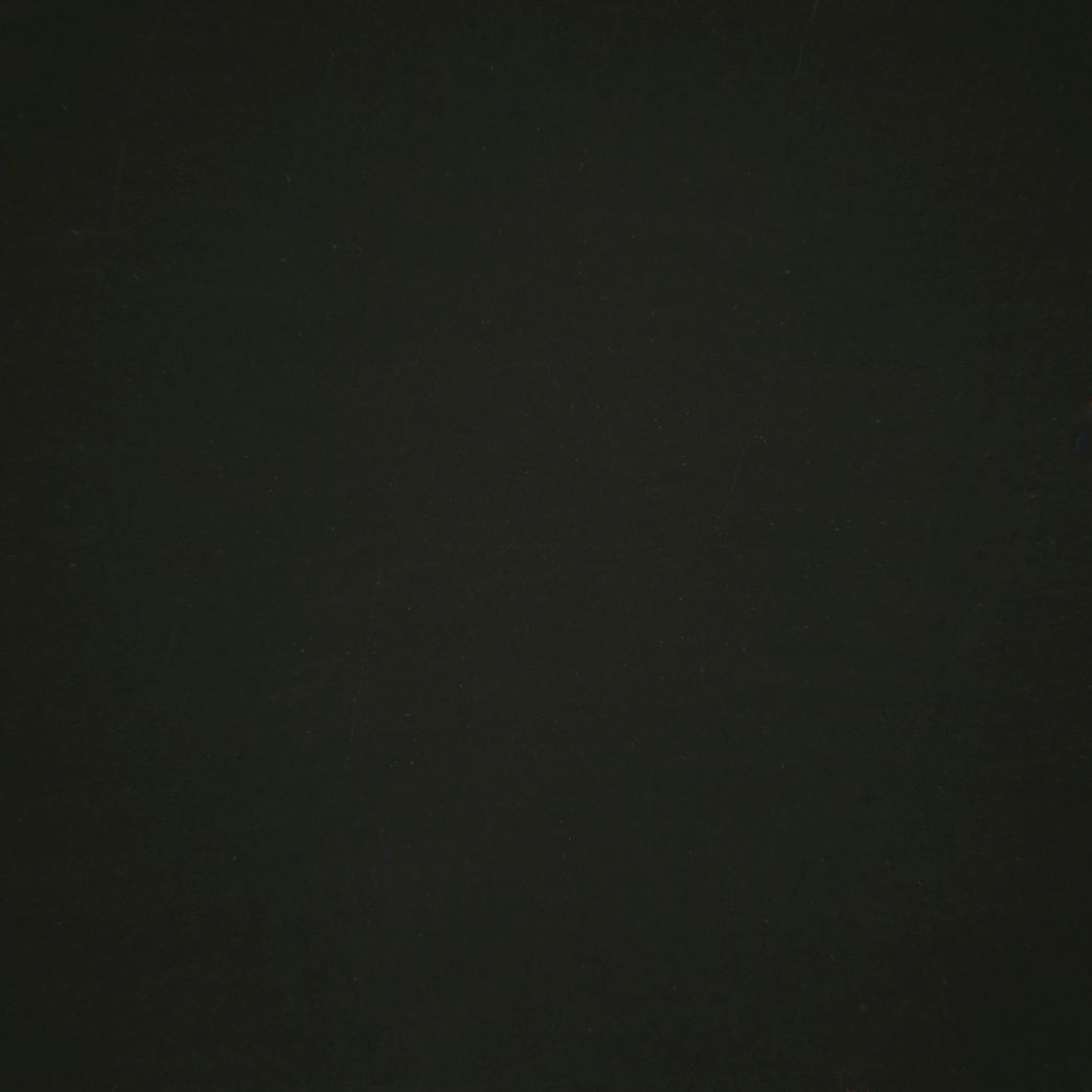 Un fond noir avec quelques lignes blanches dessus