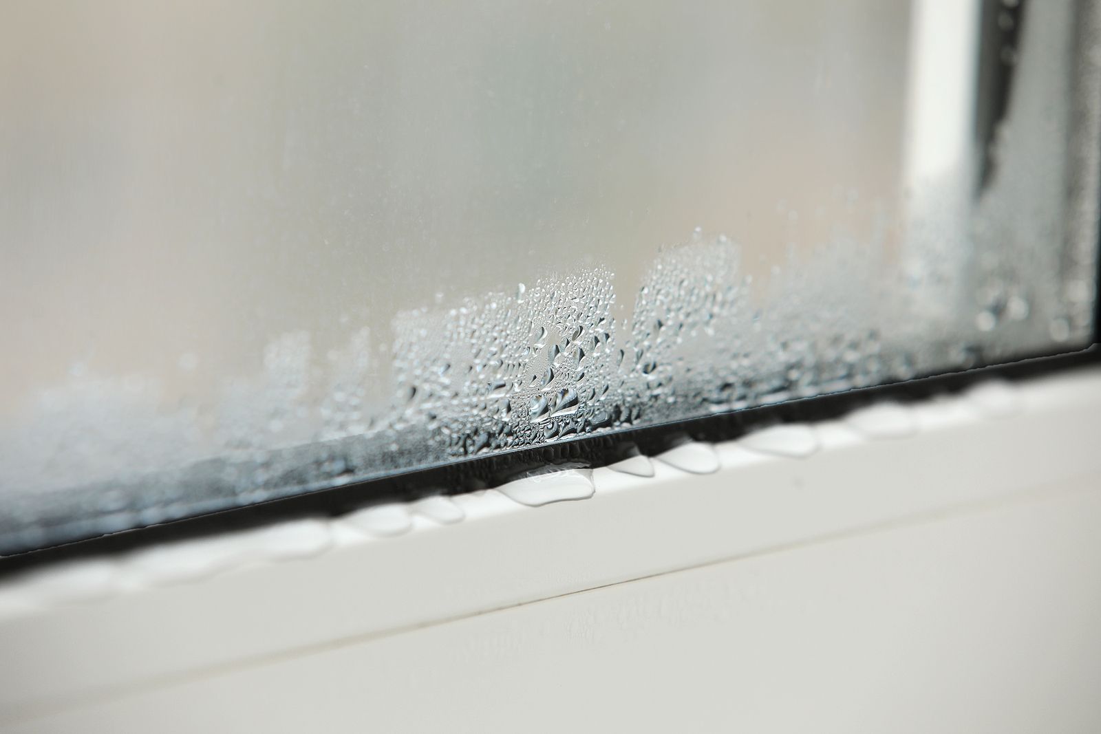 Un gros plan d'une fenêtre avec de la condensation dessus.