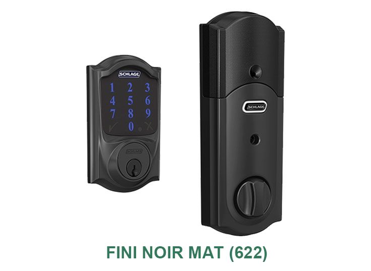 Une serrure de porte en acier inoxydable avec un affichage numérique et une clé.