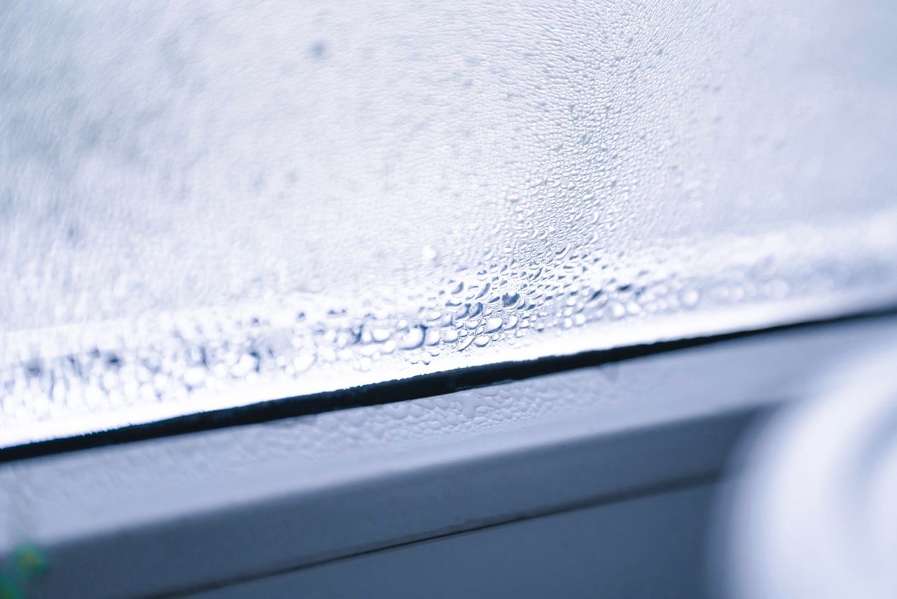 Un gros plan d'une fenêtre avec de la condensation dessus.