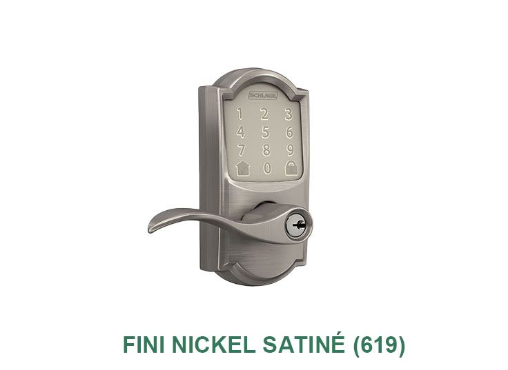 Une serrure de porte en acier inoxydable avec une poignée sur fond blanc.