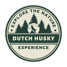 Cirkelvormig logo: Dutch Husky Experience. Silhouet van een huilende husky, bomen en de tekst 