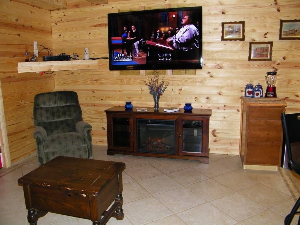 A living room with a fireplace and a tv that says 4 news