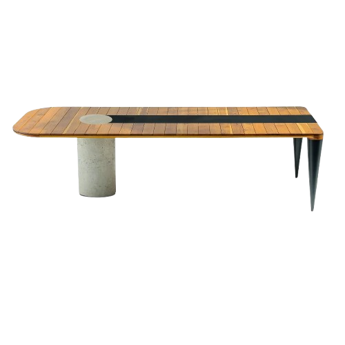 Mesa de madeira com suportes de concreto e metal preto.