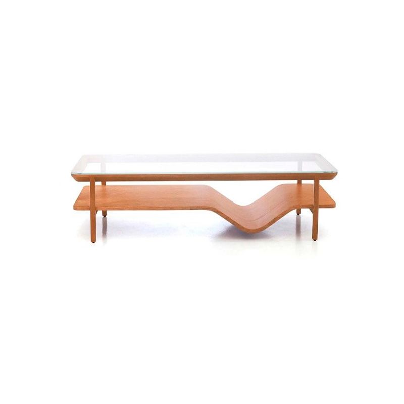 Mesa de centro de madeira com tampo de vidro e prateleira inferior curva.