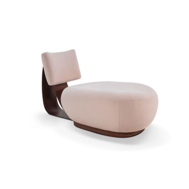 Poltrona estofada rosa com estrutura de madeira escura.