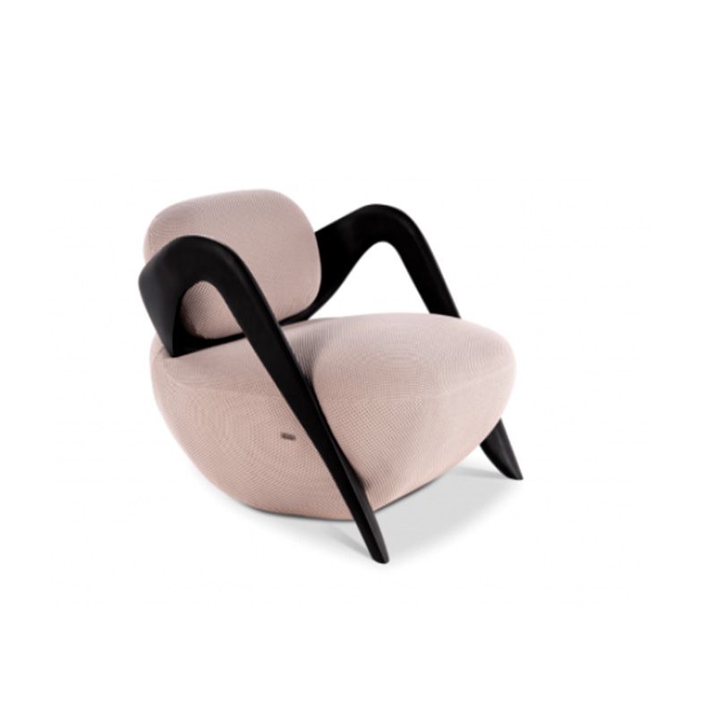Poltrona estofada rosa com apoios de braço curvos pretos.