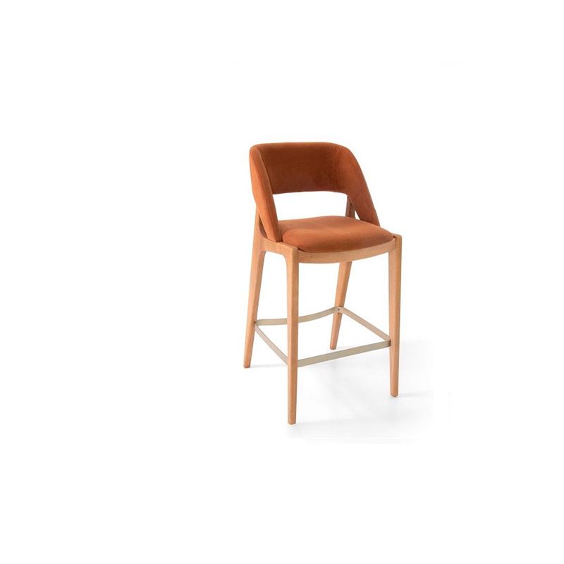 Banqueta de bar estofada em laranja com estrutura de madeira clara.