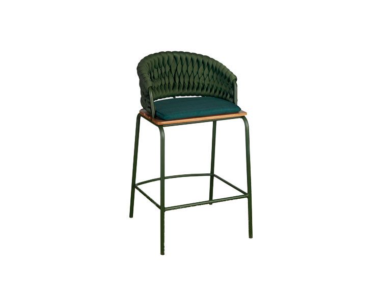 Banqueta de bar verde com encosto e assento almofadados em tecido trançado, sobre base de madeira e metal.