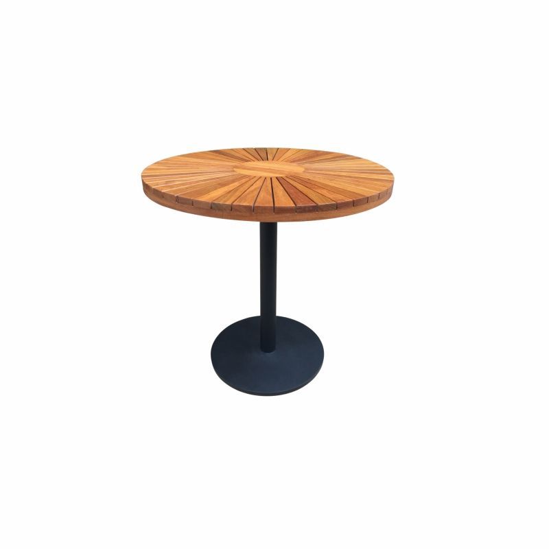 Mesa redonda de madeira para exterior com base de metal escuro.