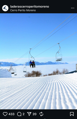 Una pareja viaja en un telesquí en una pendiente nevada.