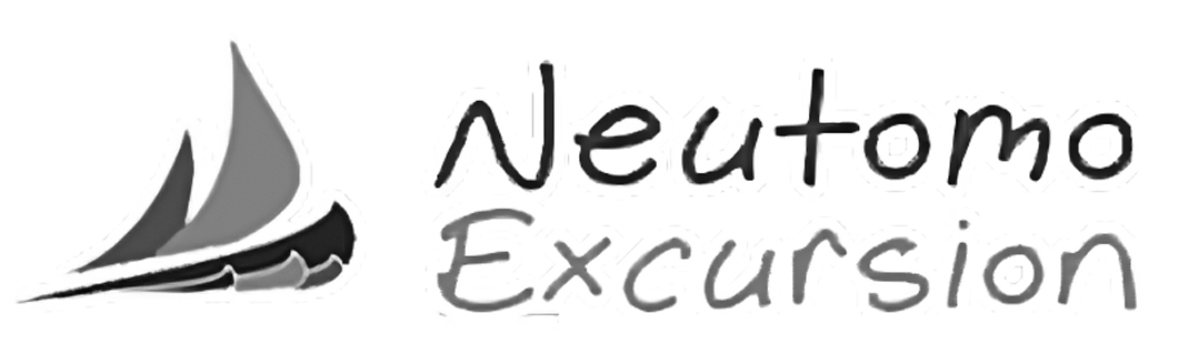 Logo Neutomo Excursion avec icône de voilier stylisée en texte gris et noir
