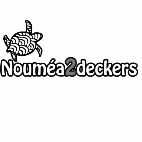 Logo Nouméa2deckers avec une tortue marine dessinée au trait au-dessus d'un texte noir gras sur fond blanc