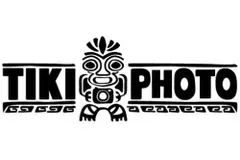 Logo TIKI PHOTO en noir et blanc avec un visage tiki entre les mots « TIKI » et « PHOTO »