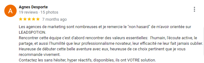 Capture d'écran d'un avis Google avec une note de cinq étoiles et un texte en français faisant l'éloge des matelas fermes et de la literie confortable.
