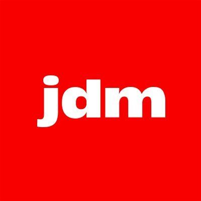 Logo « jdm » blanc sur fond rouge