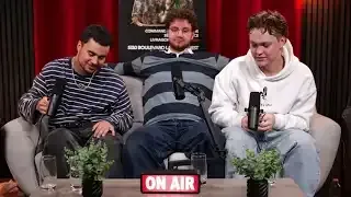 Trois personnes sur un canapé, tenant des microphones dans un studio où brille une enseigne « ON AIR ».
