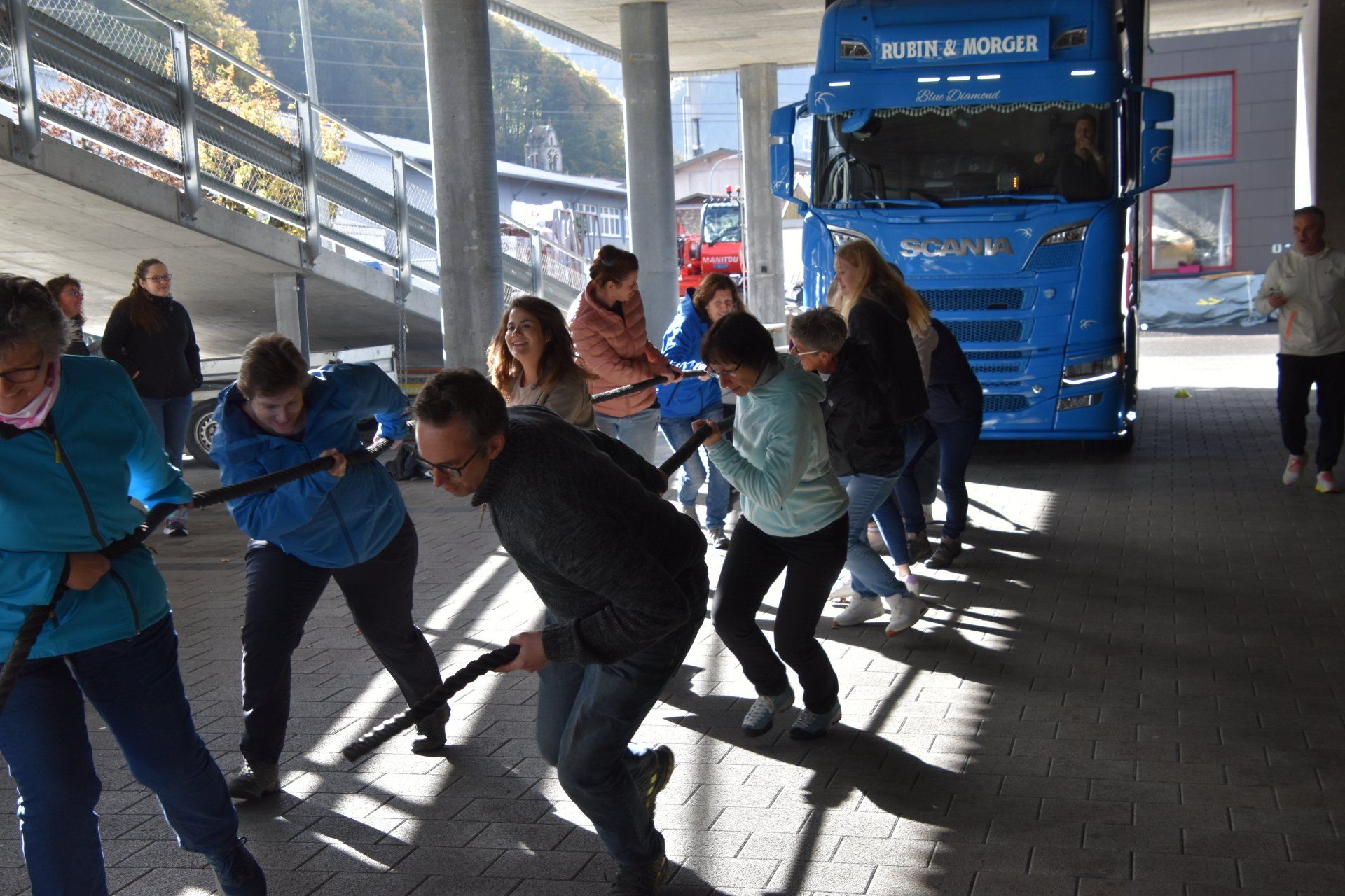 Bild Teamevent Konditorei Mohler Seilziehen mit LKW