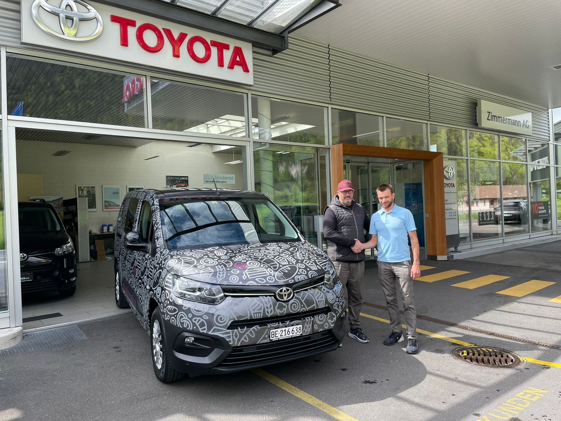 Konditorei Mohler Fahrzeugübergabe TOYOTA bei Garage Zimmermann