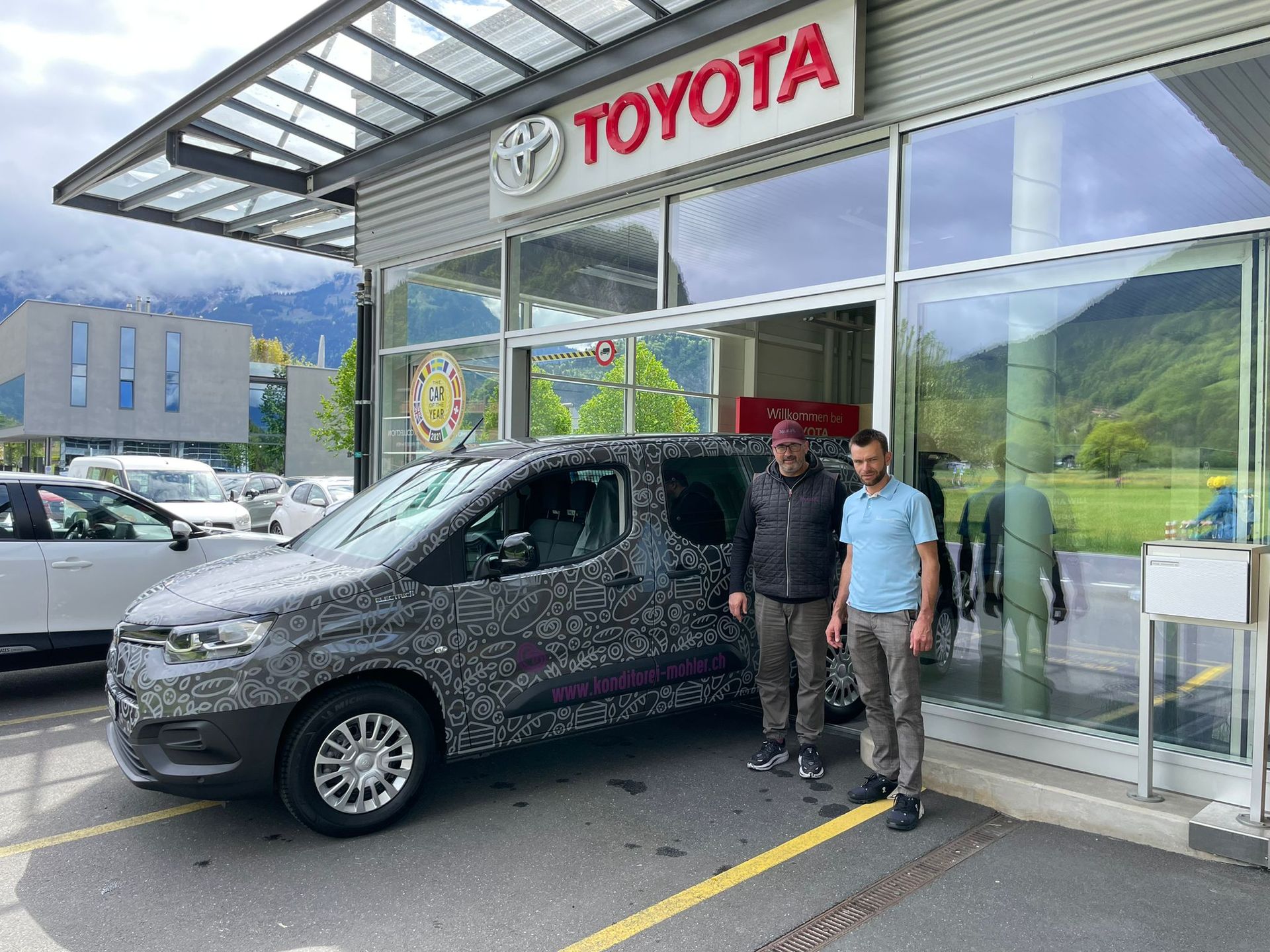 Konditorei Mohler Übergabe TOYOTA bei Garage Zimmermann